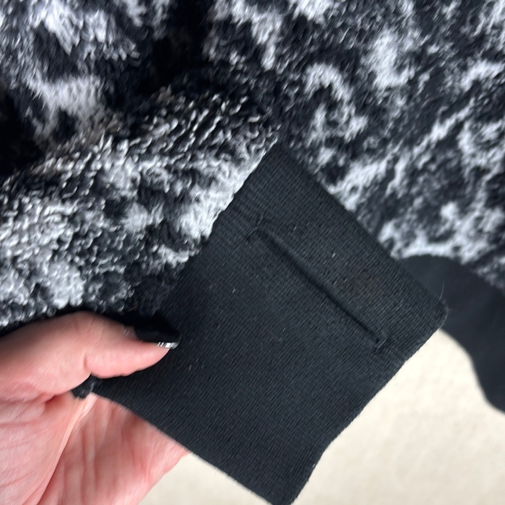 Athleta > Black and White Patterned Sherpa Thumb Hole Hoodie Sweatshirt Medium - Picture 3 of 10